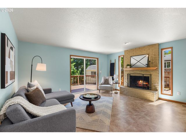 1935 HILLHOUSE Dr, West Linn, OR 97068