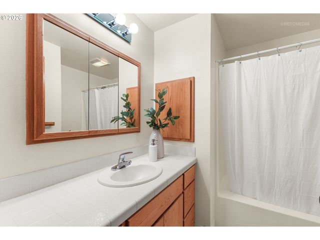 1935 HILLHOUSE Dr, West Linn, OR 97068