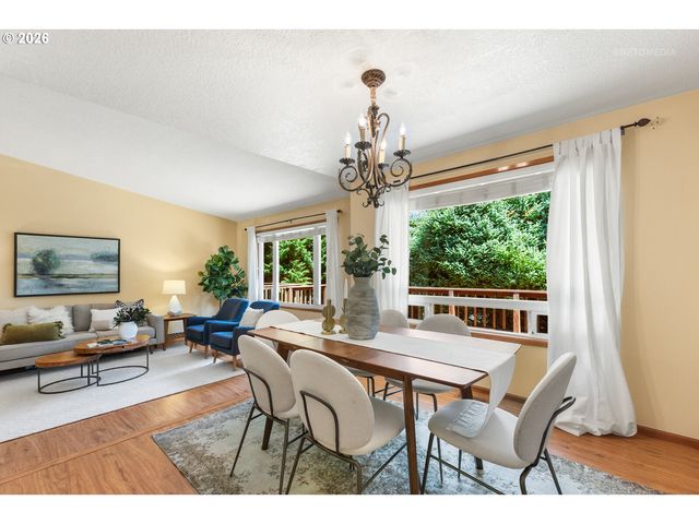 1935 HILLHOUSE Dr, West Linn, OR 97068