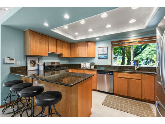 1935 HILLHOUSE Dr, West Linn, OR 97068