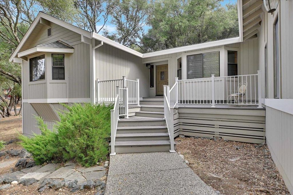 18370 Jayhawk Dr, Penn Valley, CA 95946