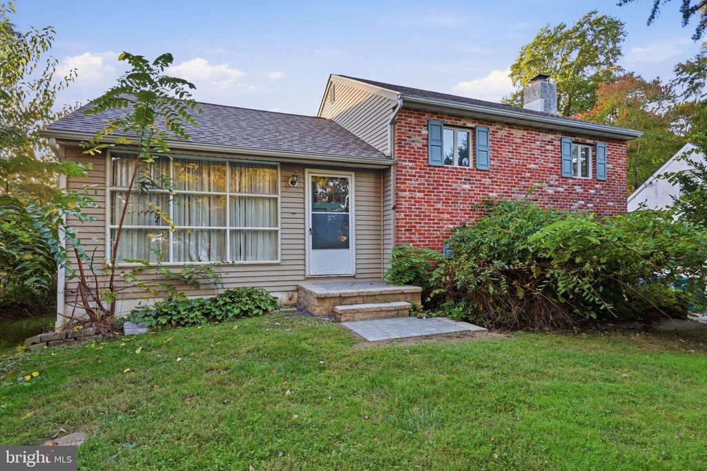 208 N HAWTHORNE AVE, LANGHORNE, PA 19047 — exterior