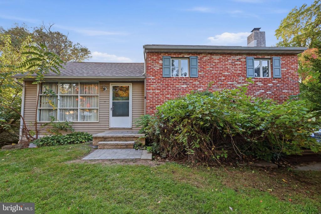208 N HAWTHORNE AVE, LANGHORNE, PA 19047 — photo 2