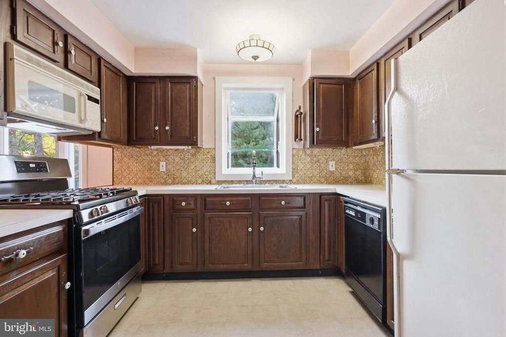 208 N HAWTHORNE AVE, LANGHORNE, PA 19047 — photo 5