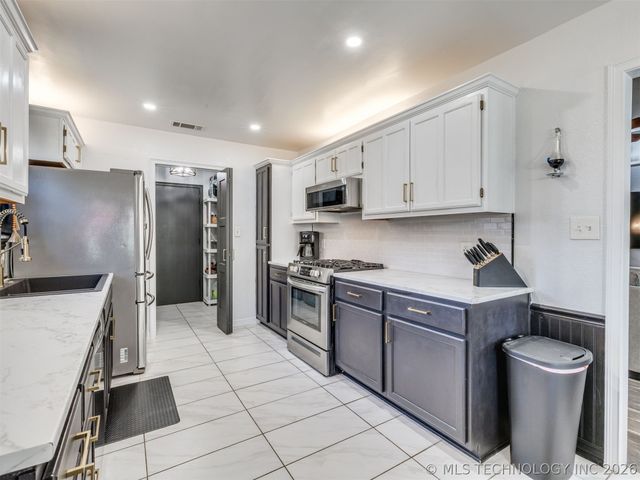 11608 N 109th East Place, Collinsville, OK 74021