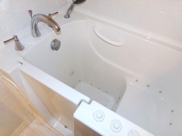 9563 Weldon Circle D110, Tamarac, FL 33321