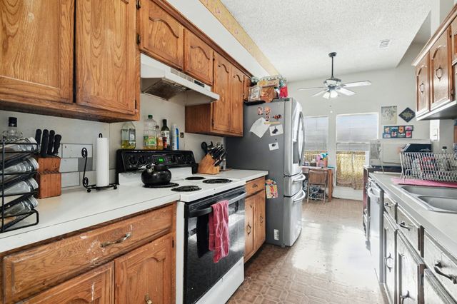 1108 Savannah Drive, Ennis, TX 75119