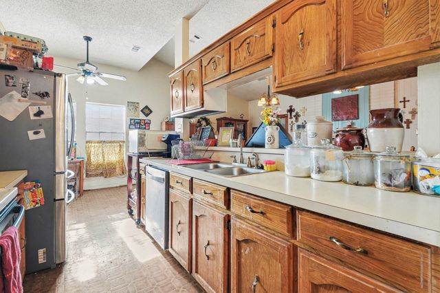 1108 Savannah Drive, Ennis, TX 75119