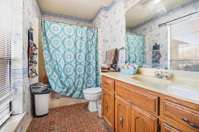 1108 Savannah Drive, Ennis, TX 75119