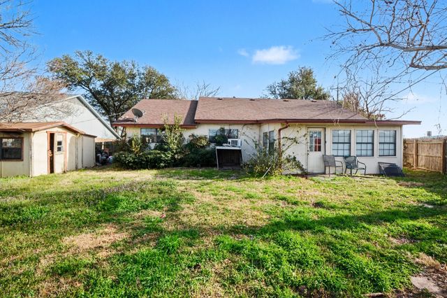 1108 Savannah Drive, Ennis, TX 75119