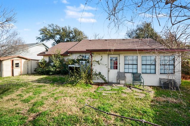 1108 Savannah Drive, Ennis, TX 75119