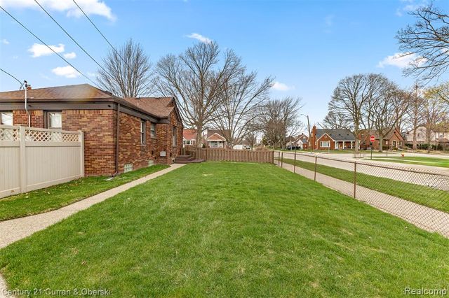 7609 Rosedale Boulevard, Allen Park, MI 48101