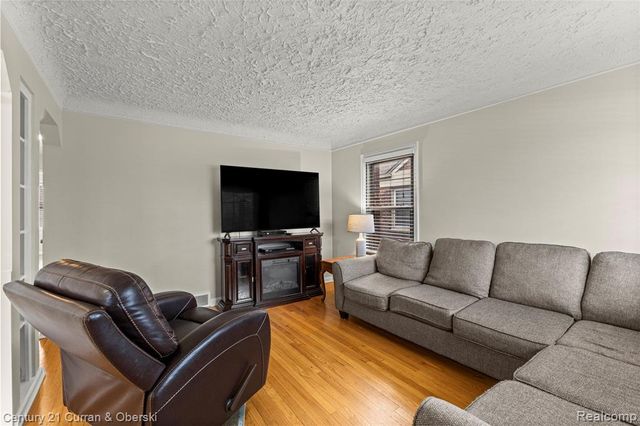 7609 Rosedale Boulevard, Allen Park, MI 48101