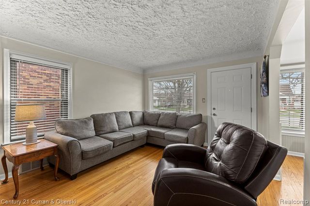 7609 Rosedale Boulevard, Allen Park, MI 48101