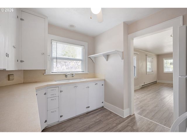 2421 KINCAID St, Eugene, OR 97405