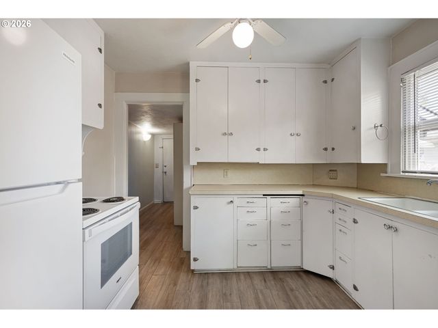 2421 KINCAID St, Eugene, OR 97405