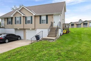 8644-8646 NW WAUKOMIS Drive, Kansas City, MO 64154