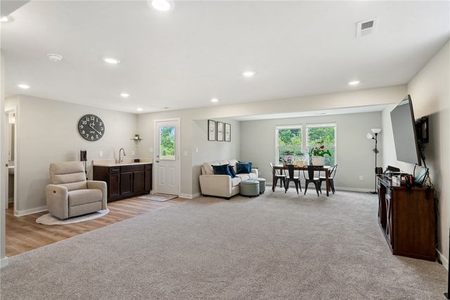 5052 Chalfant Ln, Hampton, PA 15044