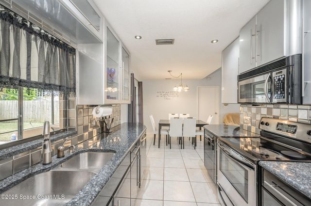 220 Cinnamon Lake Circle, Melbourne, FL 32901