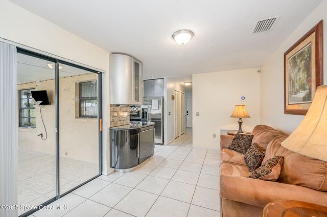 220 Cinnamon Lake Circle, Melbourne, FL 32901