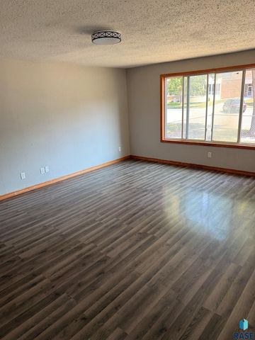 425 2nd St SE Street SE, Watertown, SD 57201