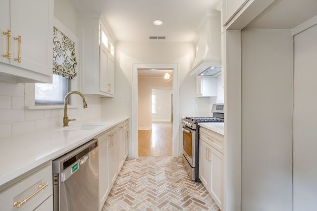 2209 W Rosedale Street S, Fort Worth, TX 76110