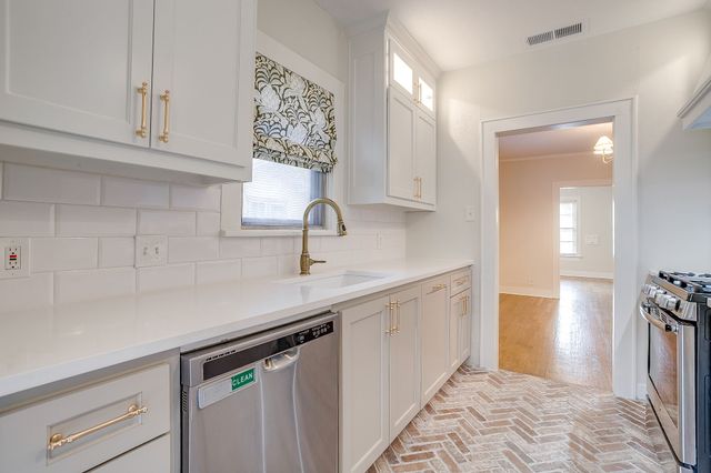 2209 W Rosedale Street S, Fort Worth, TX 76110
