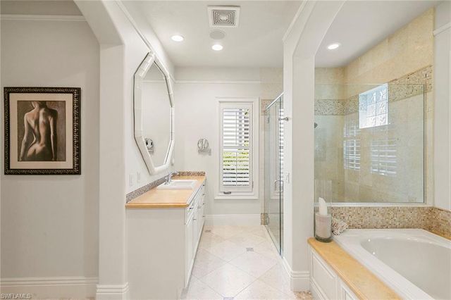 2892 Tiburon BLVD E, Naples, FL 34109