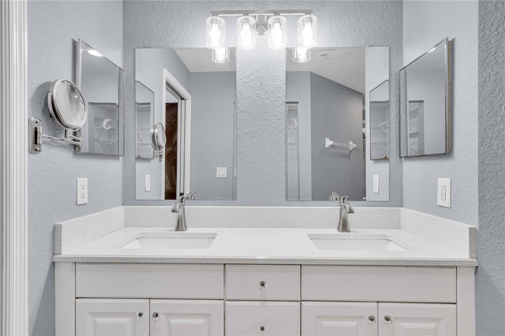 Image 17 of property listing at 6421 BAY CEDAR LANE, Bradenton, FL 34203