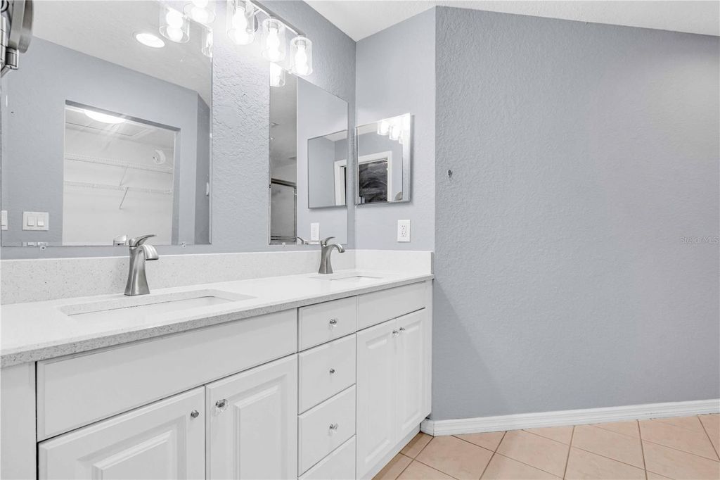 Image 18 of property listing at 6421 BAY CEDAR LANE, Bradenton, FL 34203