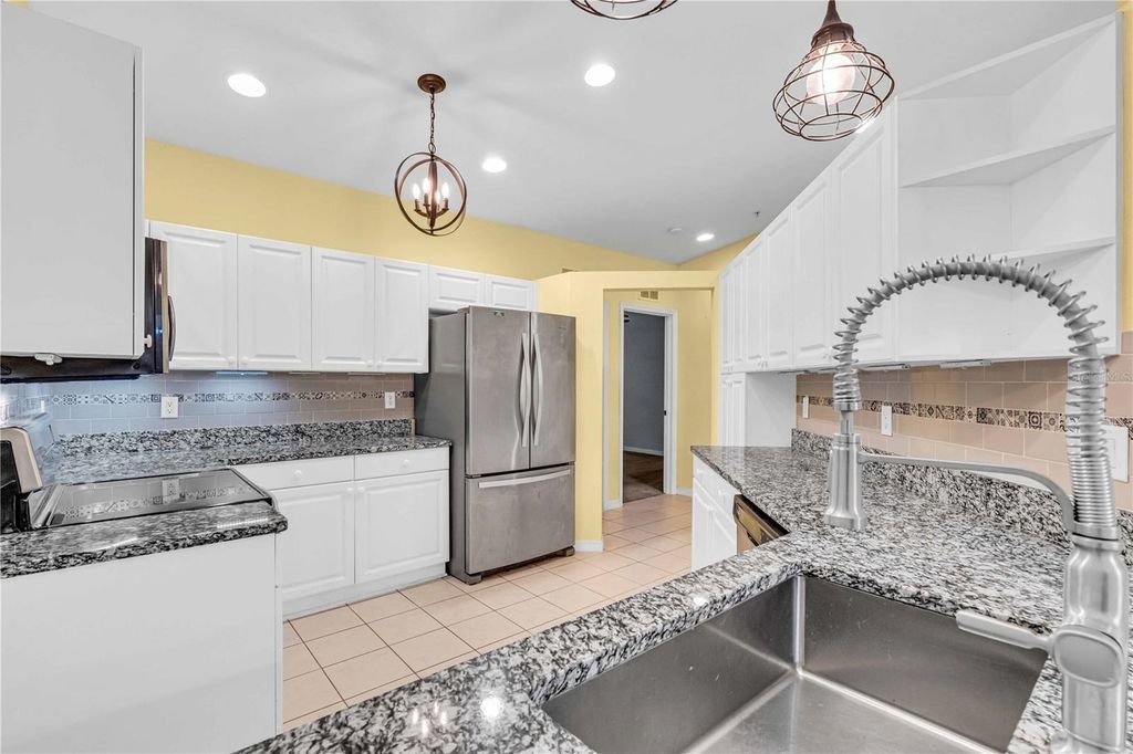 Image 6 of property listing at 6421 BAY CEDAR LANE, Bradenton, FL 34203