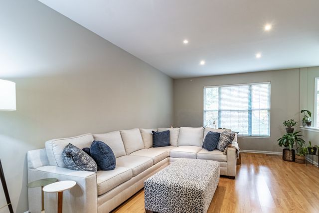 431 PINE LAKE Circle 431, Vernon Hills, IL 60061