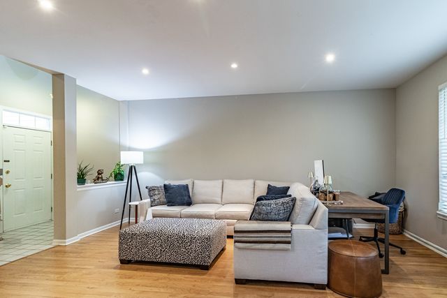 431 PINE LAKE Circle 431, Vernon Hills, IL 60061