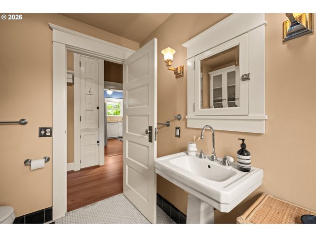 3217 Ne 18TH Ave, Portland, OR 97212