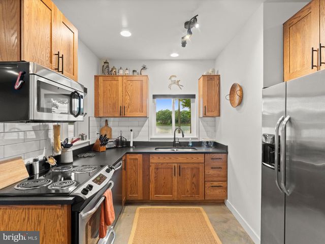 3601 LEONARDS LN, Sutherland, VA 23885