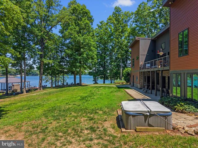 3601 LEONARDS LN, Sutherland, VA 23885