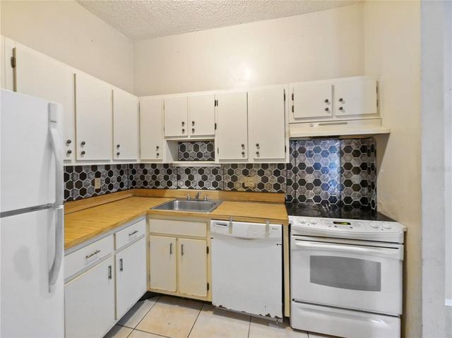 2470 OAK PARK WAY 208, Orlando, FL 32822