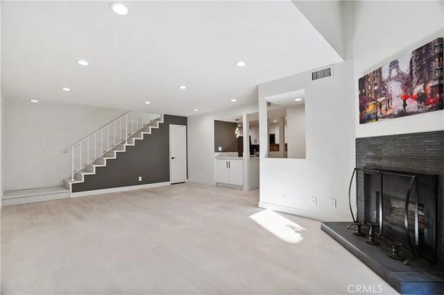 21620 Burbank 20, Woodland Hills, CA 91367