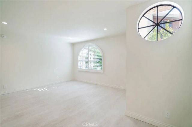 21620 Burbank 20, Woodland Hills, CA 91367