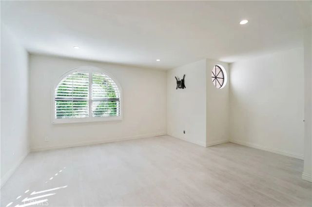 21620 Burbank 20, Woodland Hills, CA 91367