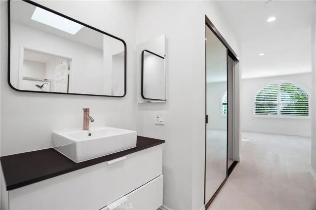 21620 Burbank 20, Woodland Hills, CA 91367