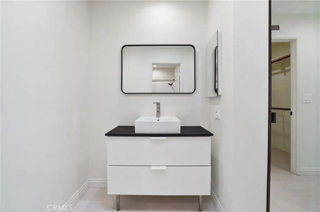 21620 Burbank 20, Woodland Hills, CA 91367