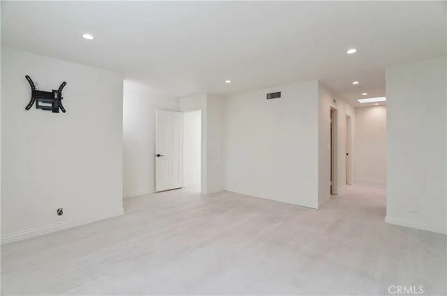 21620 Burbank 20, Woodland Hills, CA 91367