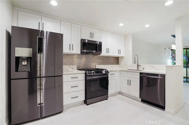 21620 Burbank 20, Woodland Hills, CA 91367