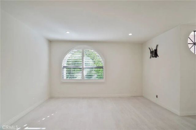 21620 Burbank 20, Woodland Hills, CA 91367