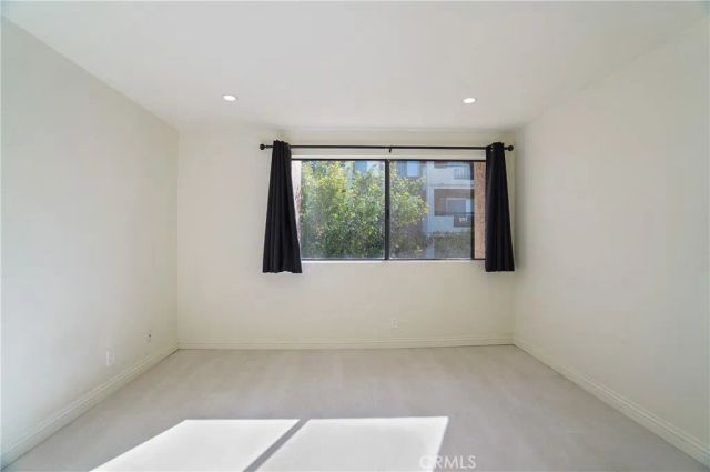 21620 Burbank 20, Woodland Hills, CA 91367