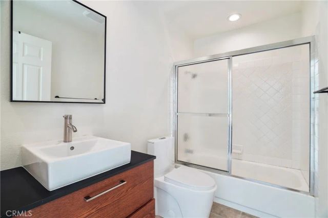 21620 Burbank 20, Woodland Hills, CA 91367