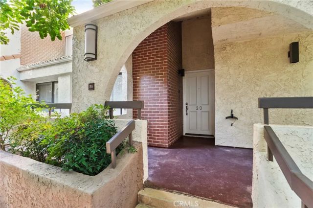 21620 Burbank 20, Woodland Hills, CA 91367