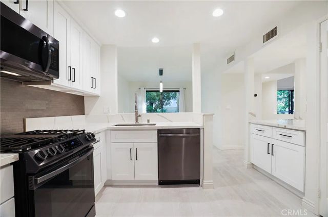 21620 Burbank 20, Woodland Hills, CA 91367