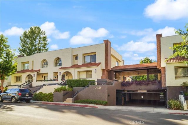 21620 Burbank 20, Woodland Hills, CA 91367